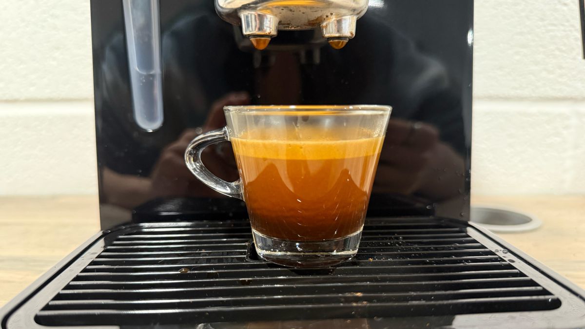 a shot of espresso pulled on the de'longhi stilosa espresso machine