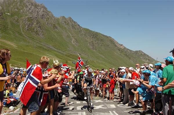 Jens Voigt (Saxo Bank) was caught in no-mans-land up the Tourmalet