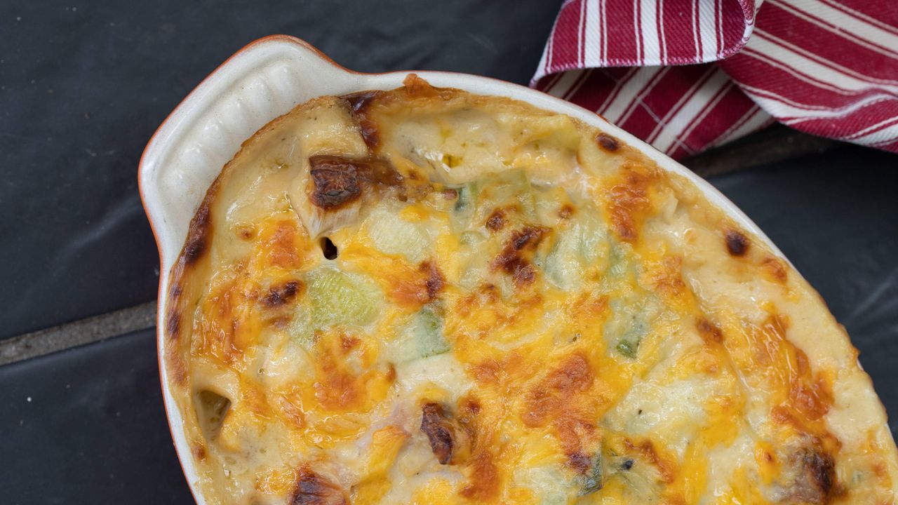 Chicken, leek and cheddar bake