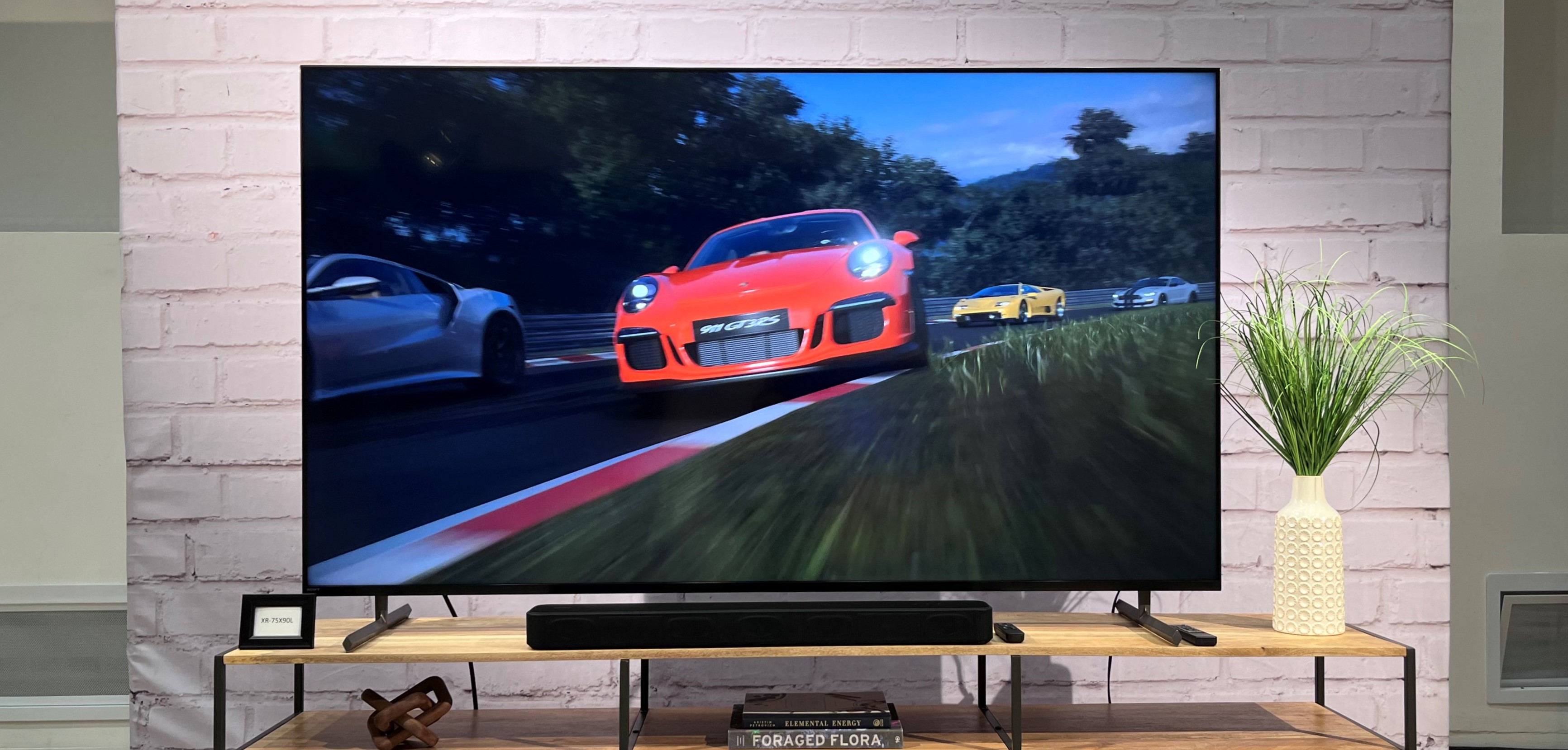 Sony BRAVIA's Full Array LED TVs with local dimming give you more realistic  peaks of brightness, more accurate shadow detail and deeper, inkier blacks.