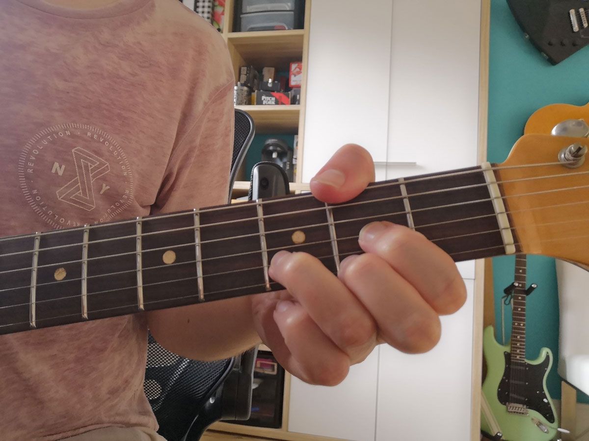 How to play the D chord on guitar