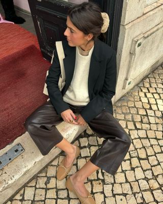  @vicmontantari wearing a chic winter outfit with leather pants and a blazer.