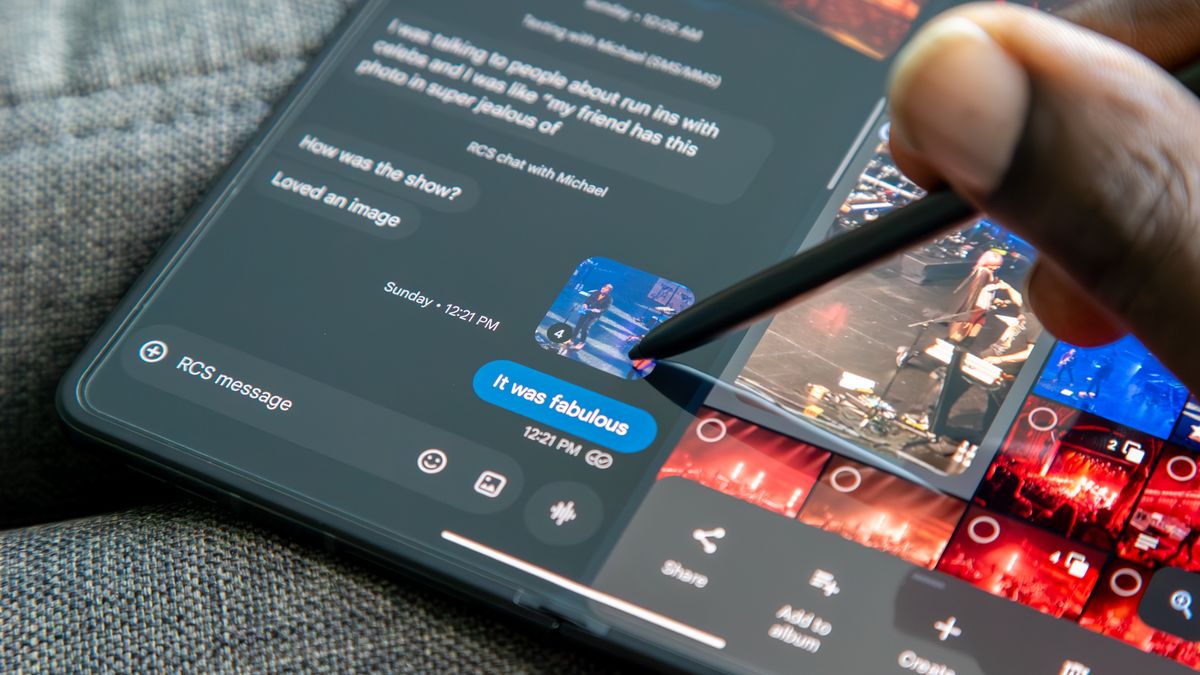 Using the Moto Pen Ultra on the Motorola Razr Fold to move photos from Google Photos to Google Messages