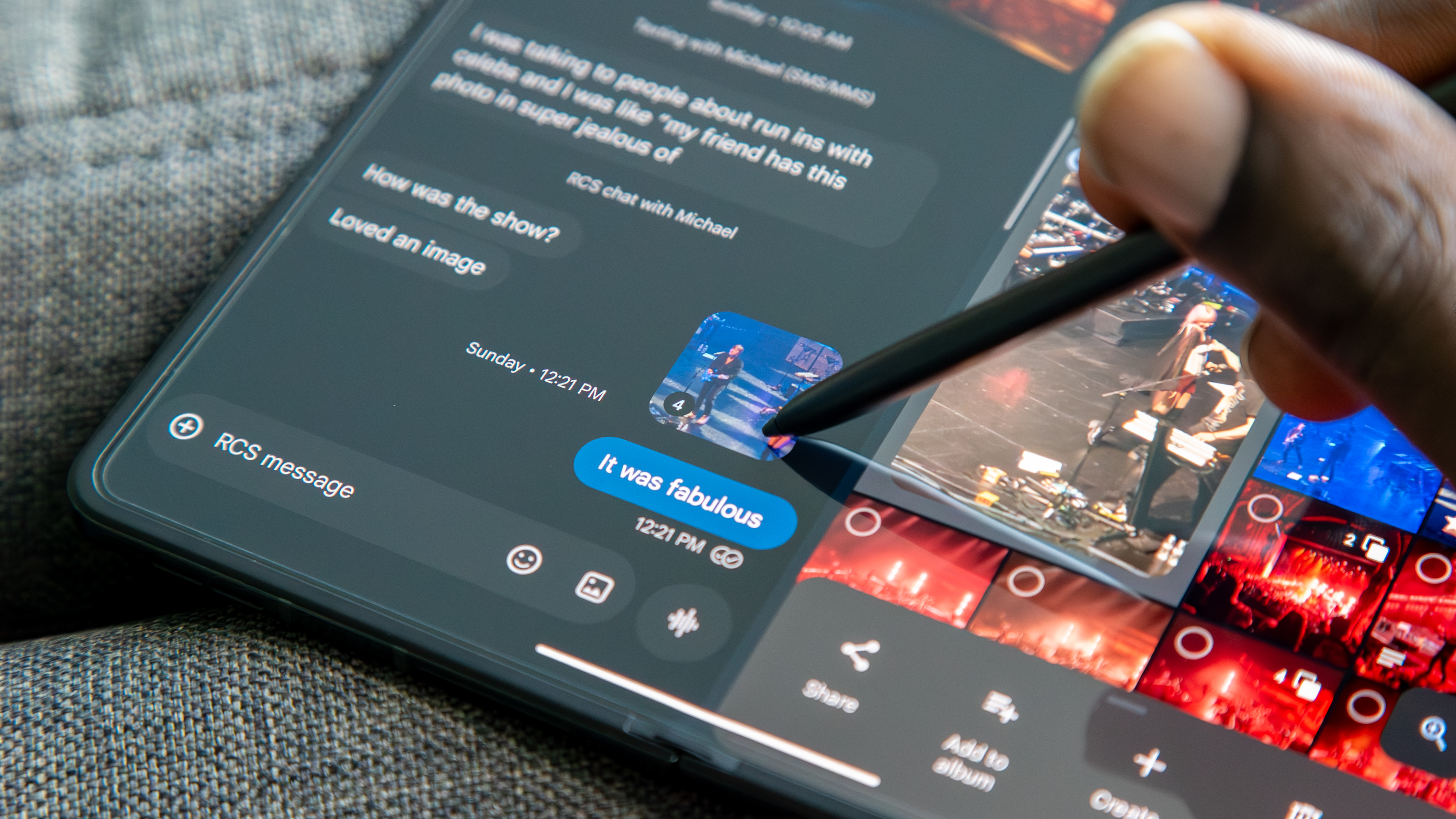Using the Moto Pen Ultra on the Motorola Razr Fold to move photos from Google Photos to Google Messages