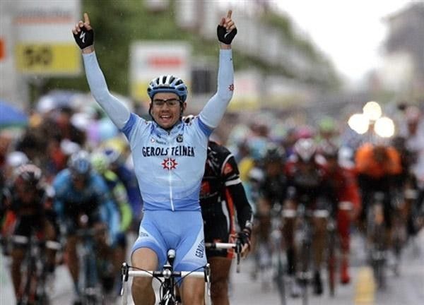 Markus Fothen wins the sprint for stage one ahead of Francisco Perez
