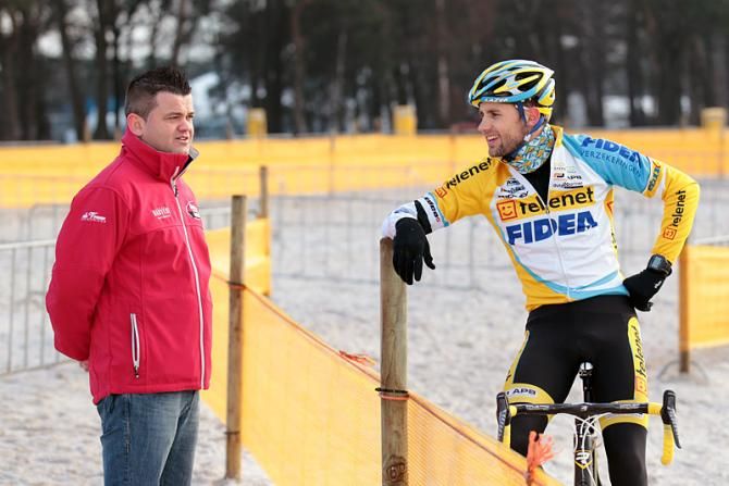 Sunweb-Napoleon Games manager Jurgen Mettepenningen chats with Rob Peeters (Telenet-Fidea).