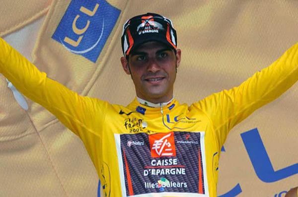 Oscar Pereiro (Caisse d'Epargne) smiles in the maillot jaune