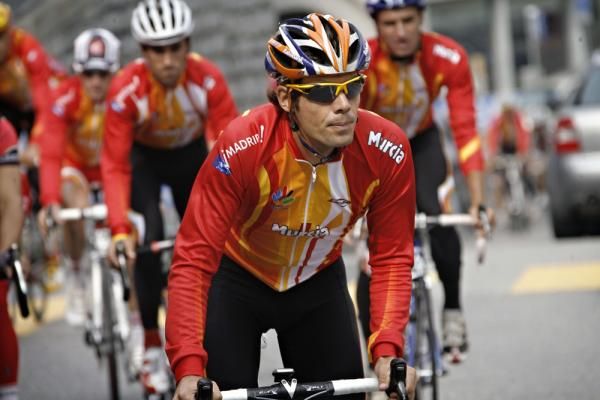 Three-time winner Oscar Freire scopes the parcours.