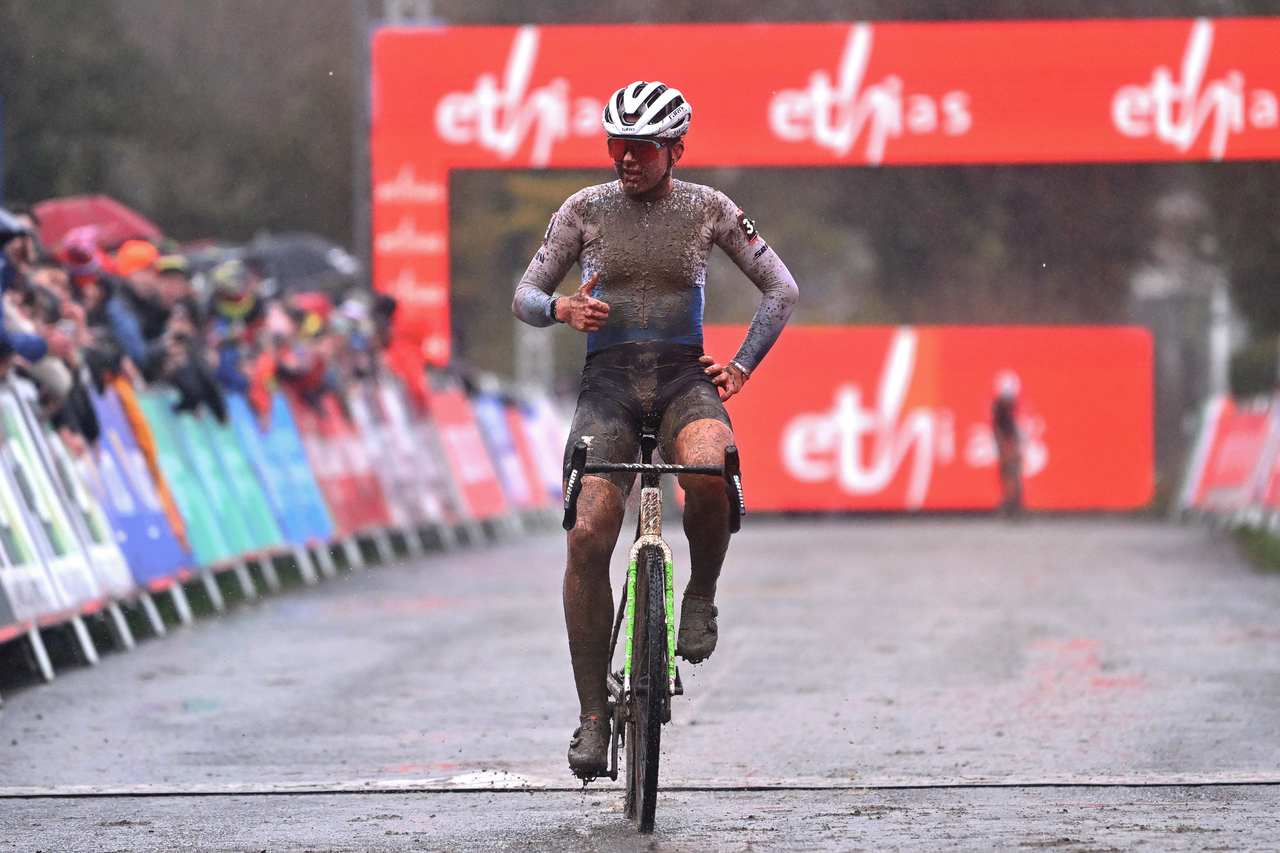 Trademark celebration from Zoe Backstedt as she finishes third overall and extends her lead in the u23 competition