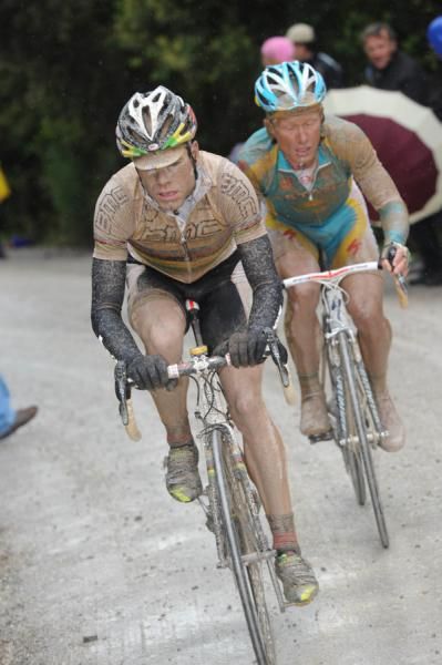 Evans ahead of Alexandre Vinokourov during stage 7, 2010