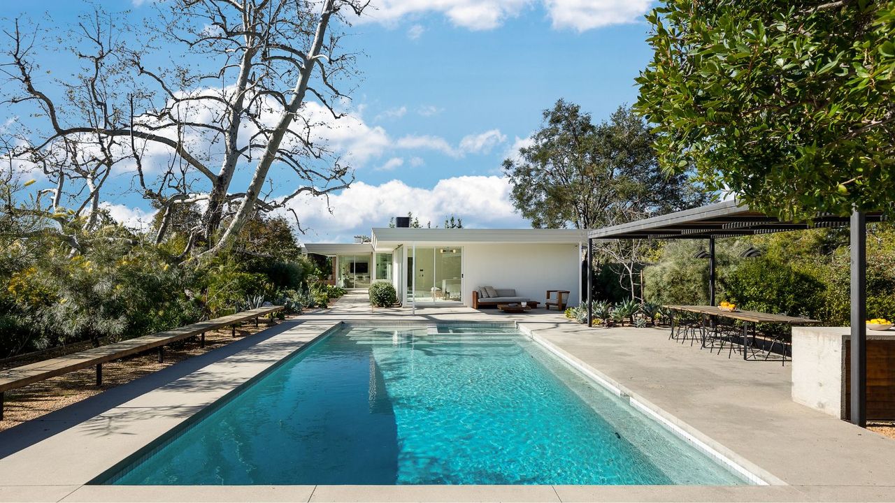 Mandy Moore&#039;s backyard pool