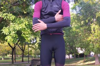 Male cyclist wearing Invani's Reversible Arm Warmers