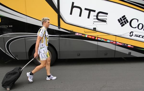 Bert Grabsch wheels his bag to the team bus for the transfer from Sacramento to Davis.