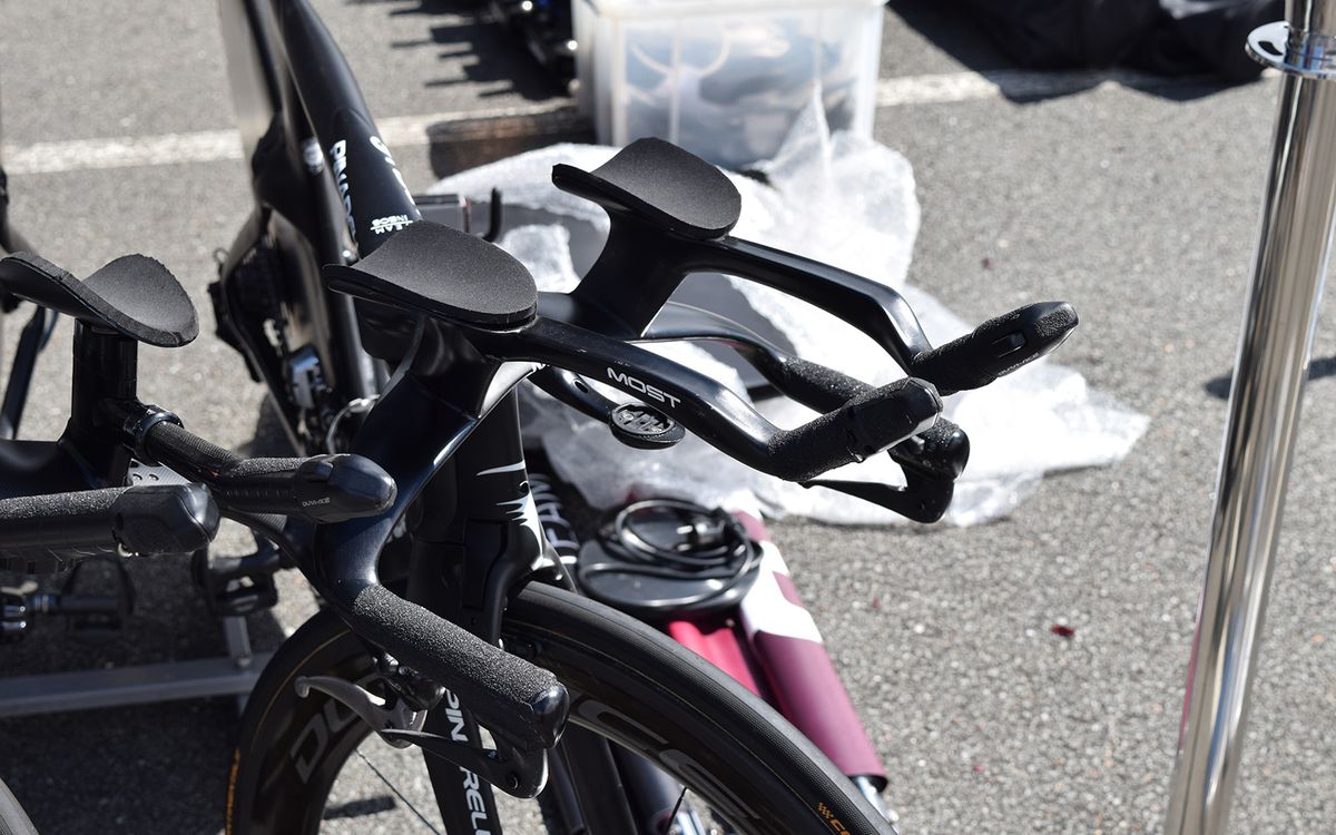Chris Froome and selected Team Ineos riders have 3D-printed titanium cockpits, first seen at the 2017 Tour de France