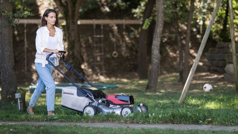 best time to buy a lawn mower: Honda HRG 416 XB lawn mower