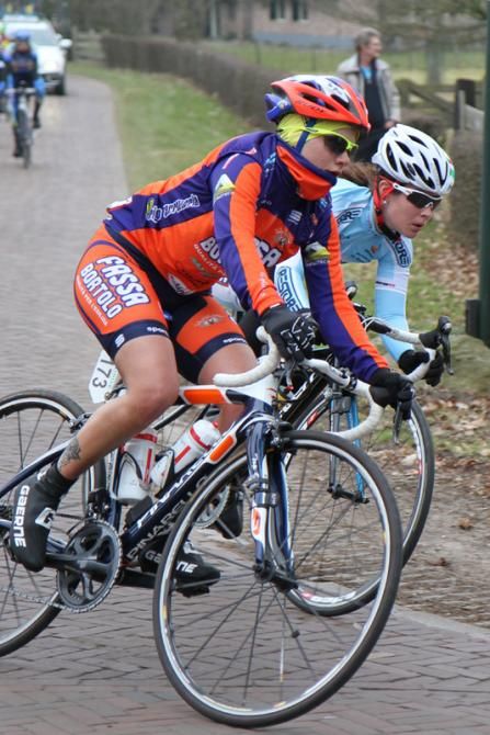 Jennifer Fiori (Top Girls Fassa Bortolo) tries to stay warm