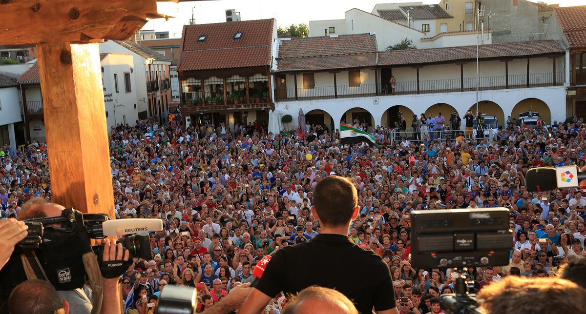 Alberto Contador waves to the packed Plaza de La Constituci&oacute;n from the balcony of the Pinto Town Hall