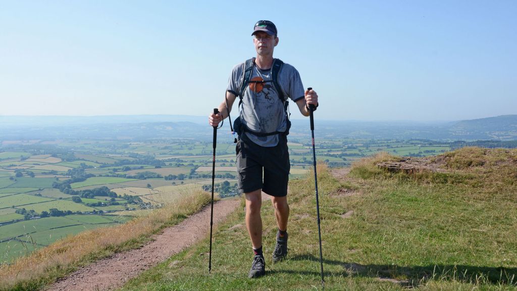 Trekking poles vs hiking staff | Advnture