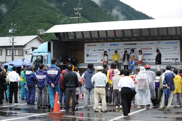 The award ceremony was held in the rain