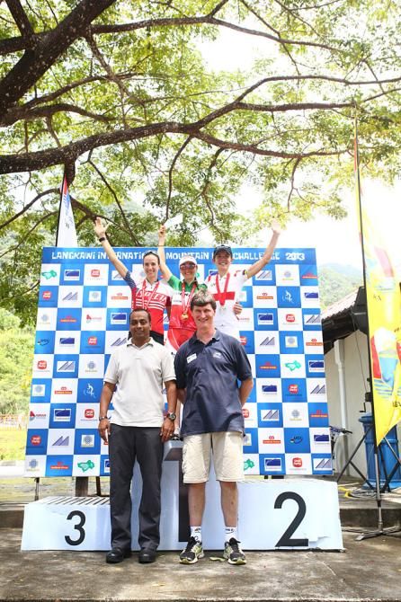 Women's stage 4 podium: Lea Davison (3rd Place), Eva Lechner (1st place) and Lea Davison (3rd place)