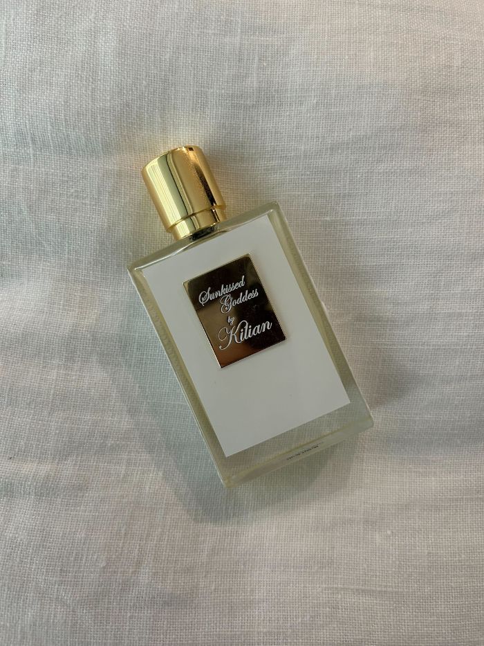 Junior beauty editor Grace Lindsay testing Kilian Sunkissed Goddess perfume