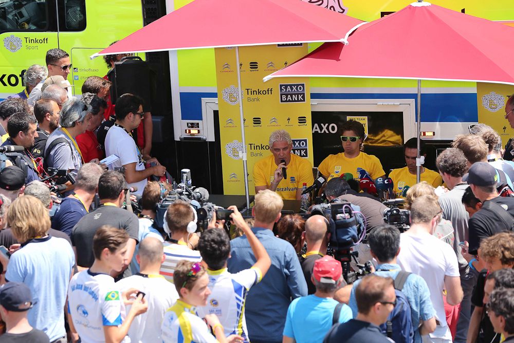 Crowds gather around Tinkoff-Saxo during the second rest day.