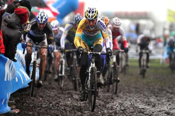 Thick mud challenged the elite men's field in Loenhout.