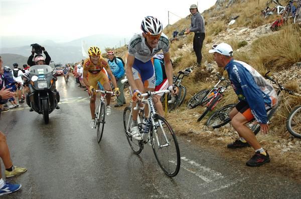 Alejandro Valverde (Caisse d'Epargne) marks Robert Gesink's (Rabobank) rear wheel as the summit approaches