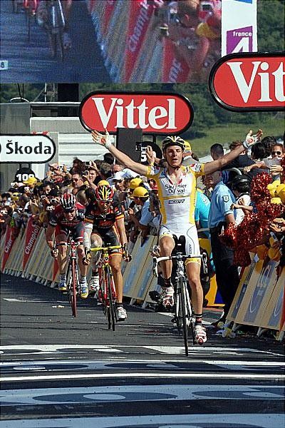 Evans and Valverde chase after Ricc&ograve; but couldn't hold his wheel.