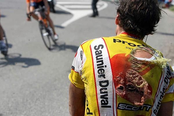 David Canada (Saunier Duval) watches the peloton go past with a ripped and bloodied jersey