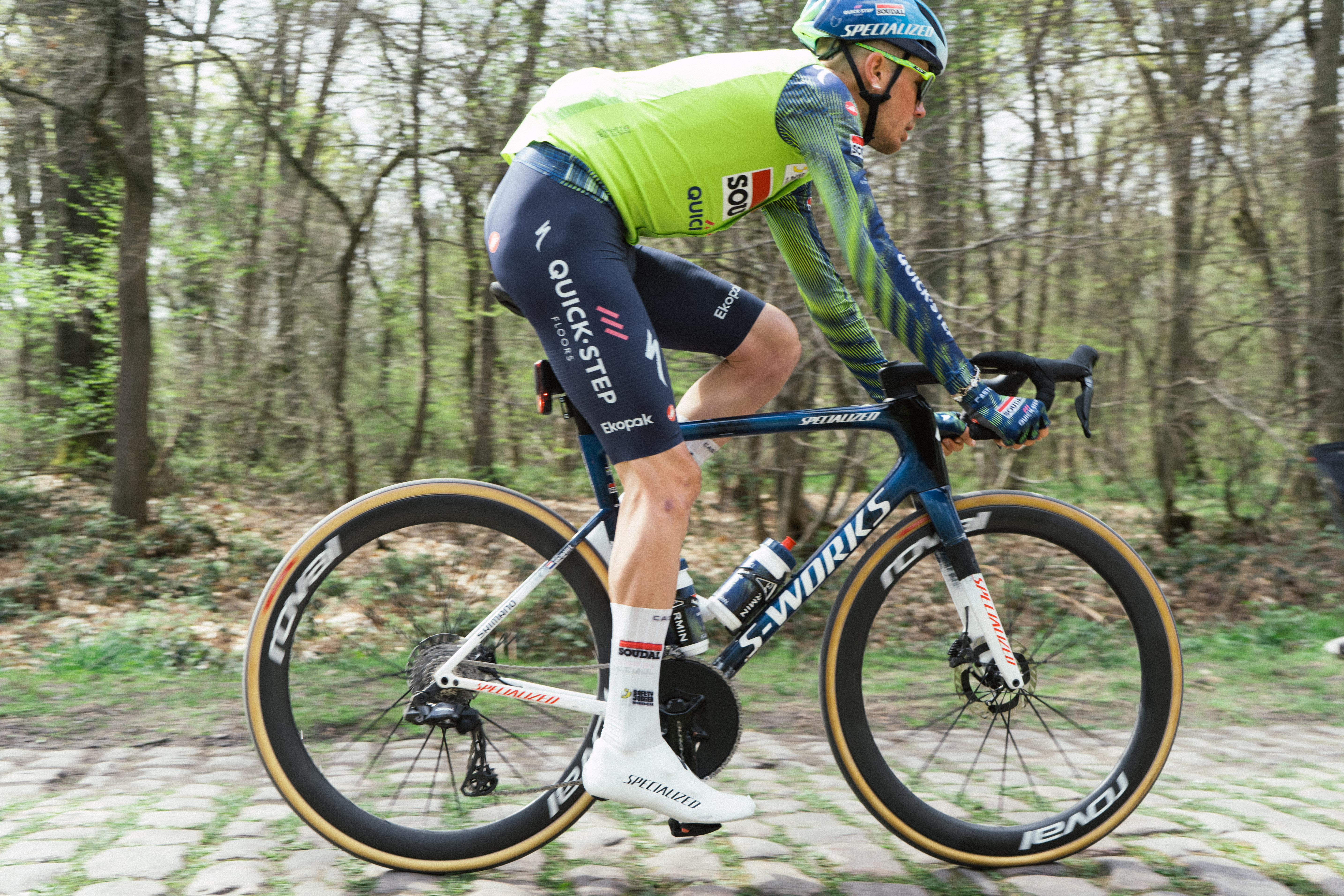 Un corredor de QuickStep corre sobre los adoquines de París-Roubaix