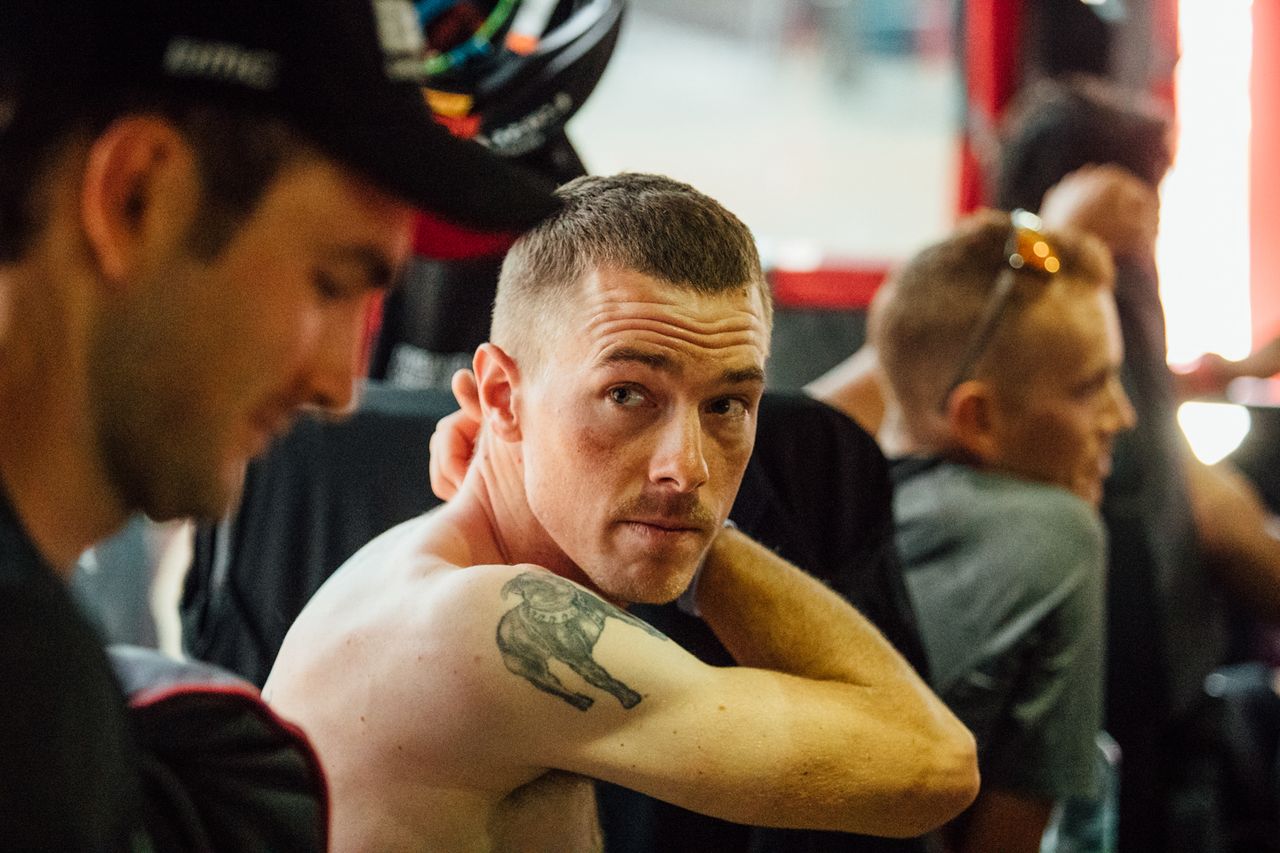 Rohan Dennis applies sun screen before the start of stage 4.