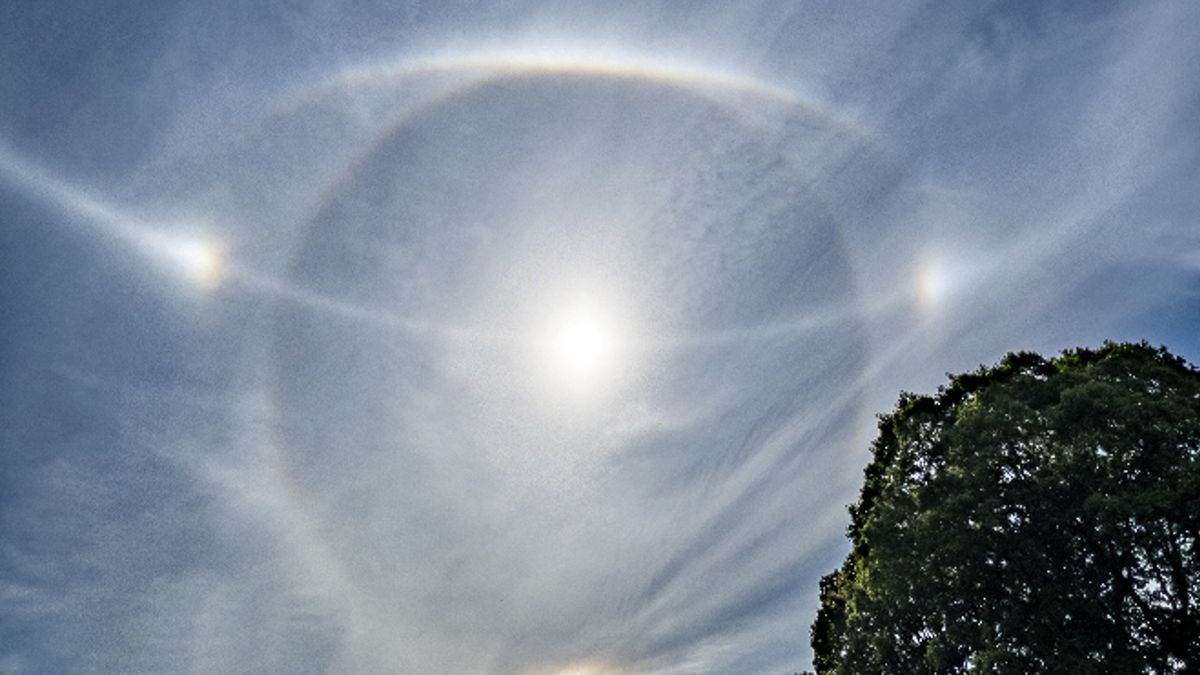 Photo of Un « halo » éthéré et des arcs de lumière autour du soleil ont été capturés dans des images de phénomènes extrêmement rares