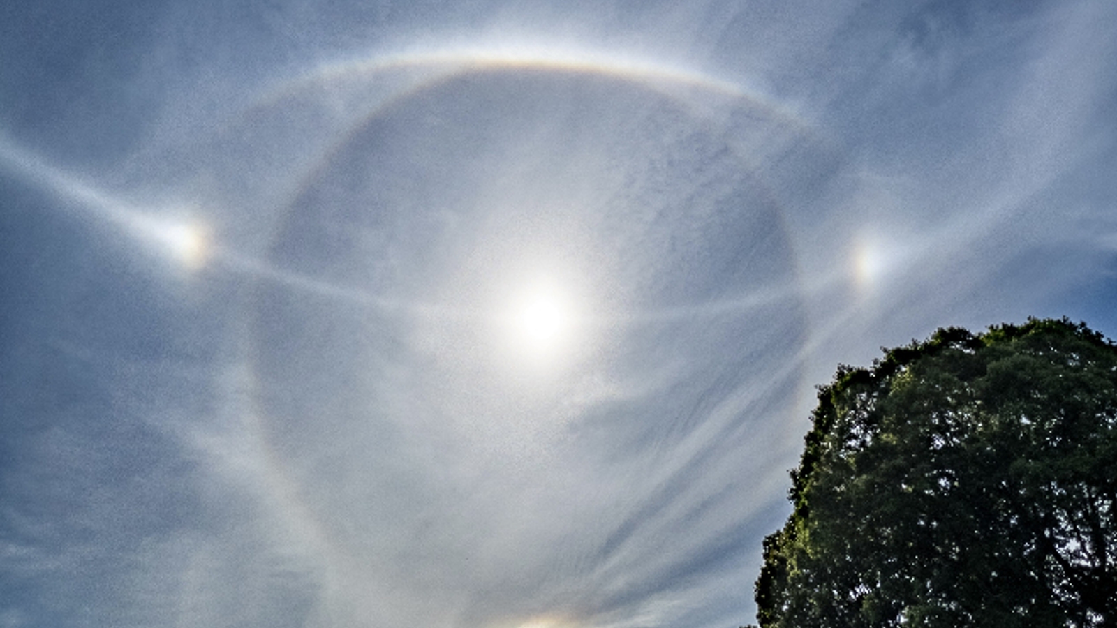 Here's why the sun has an incredible halo around it today - Devon Live