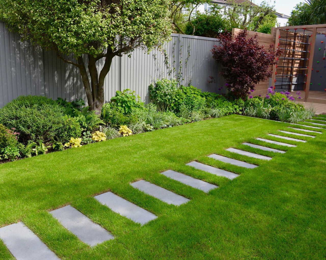 How to lay stepping stones on grass 4 easy steps Gardeningetc