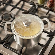 IKEA's saucepan set on stove