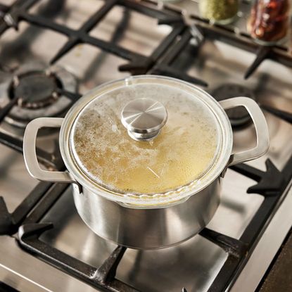 IKEA's saucepan set on stove 