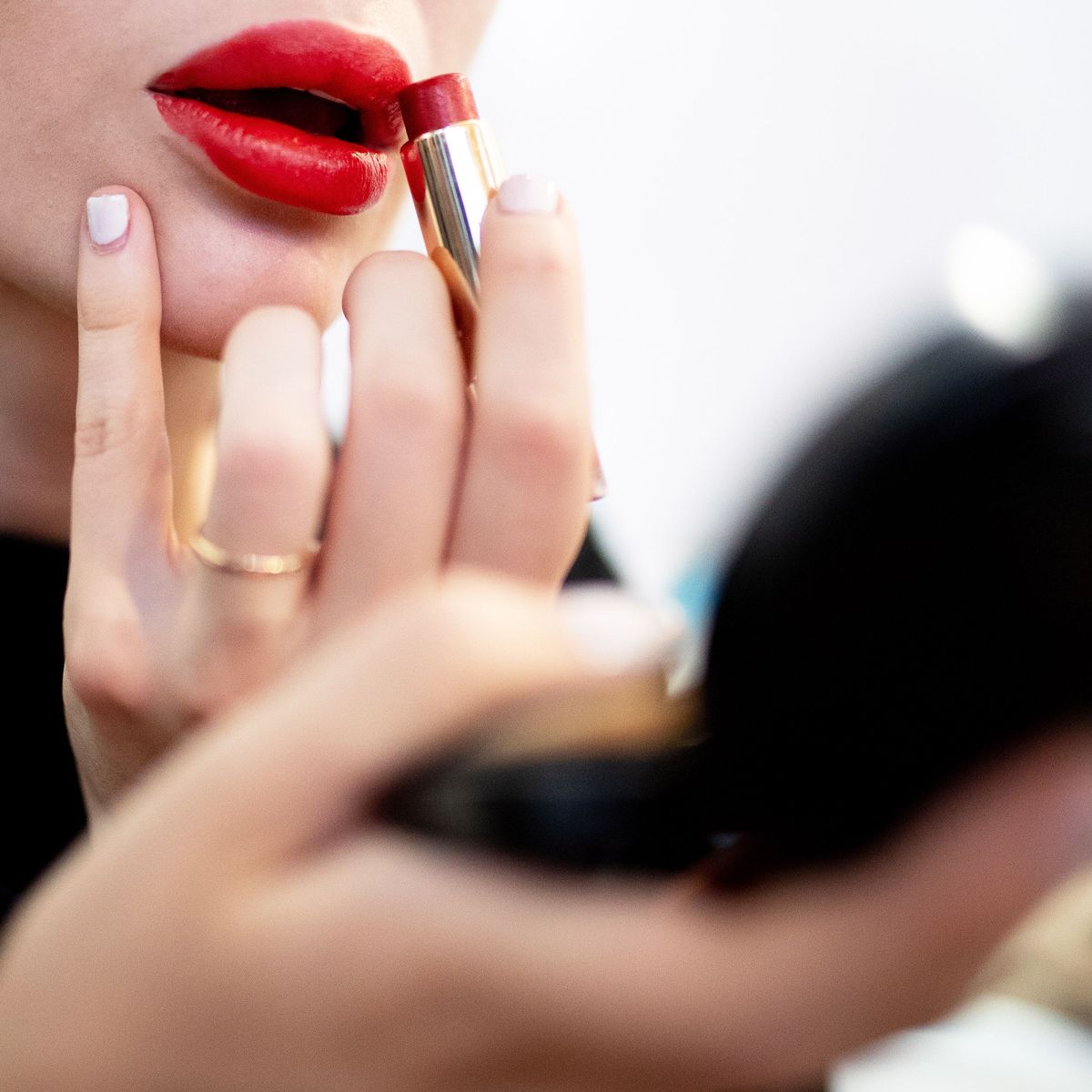 The Signs Your Makeup Has Expired