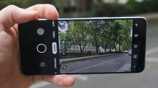 Mobiltelefonen OnePlus 10T med kameraappen åpen.