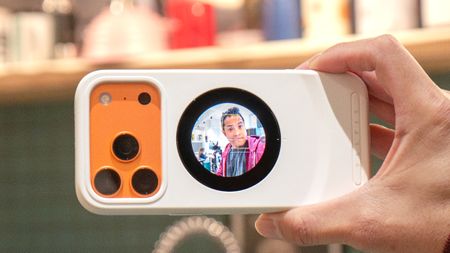 Dockcase Selfix on iPhone 17 Pro.