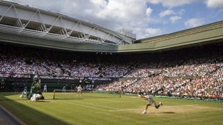 Et vidvinkelbilde av personer som spiller tennis i mennenes singles-semifinale på Centre Court under Wimbledon-turneringen 