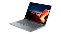 Laptopen Lenovo ThinkPad X1 Yoga Gen 6 mot en hvit bakgrunn.