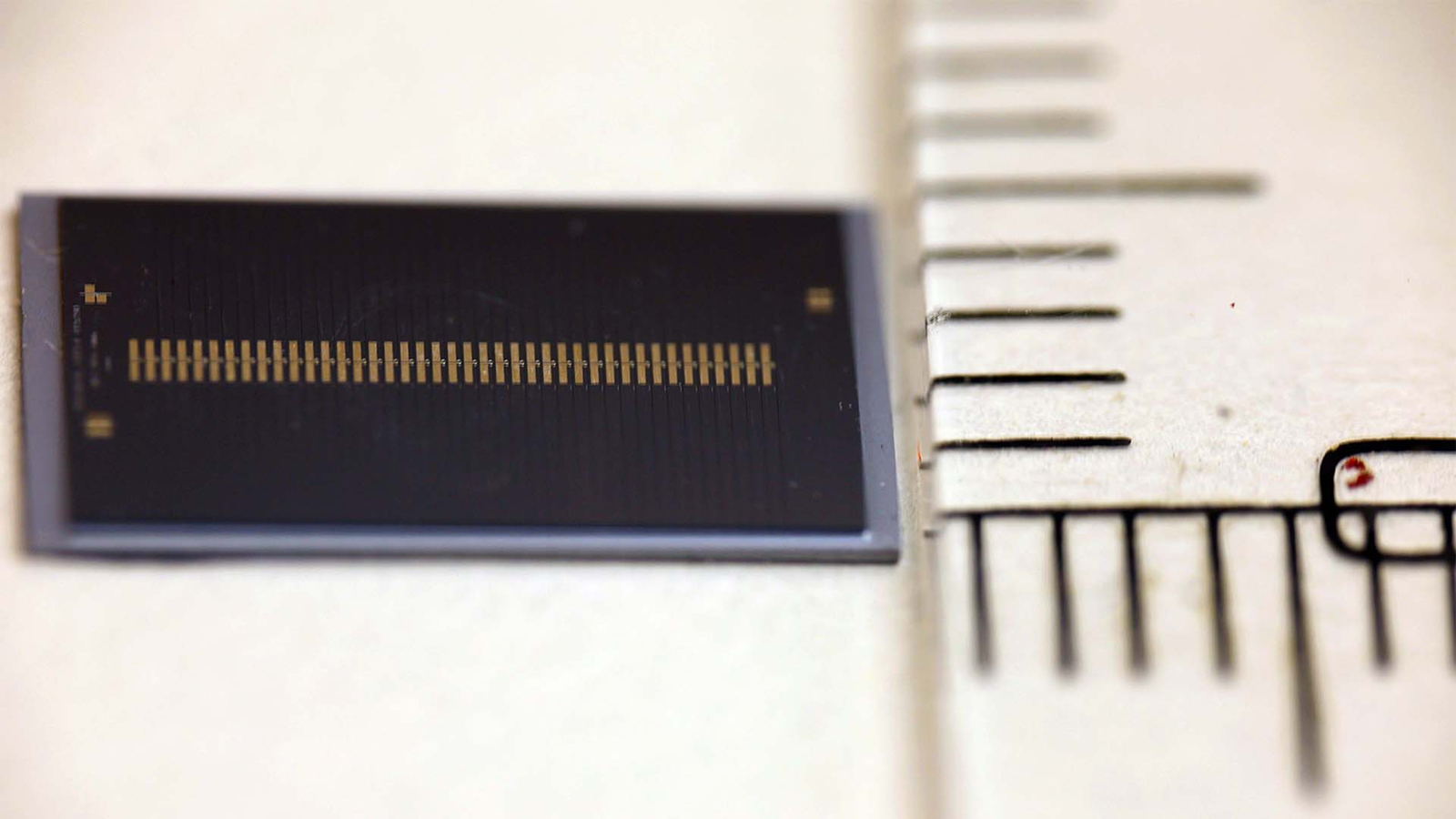 New 'microcomb' chip brings us closer to super accurate, fingertip-sized atomic clocks