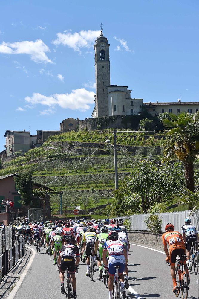The peloton passes Italian architecture.
