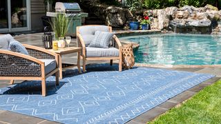 nuLOOM outdoor rug by poolside
