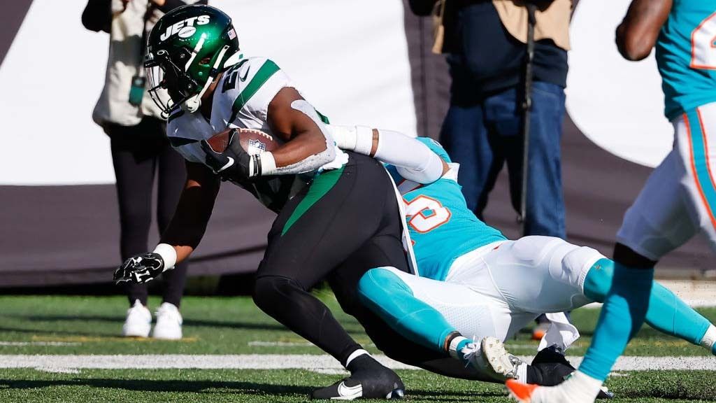 New York Jets running back Breece Hall (20) runs during the National Football League game between the New York Jets and Miami Dolphins on October 9, 2022