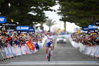 Junior Women Road Race - Zoe Backstedt dominates junior women's road race to win second world title in Wollongong