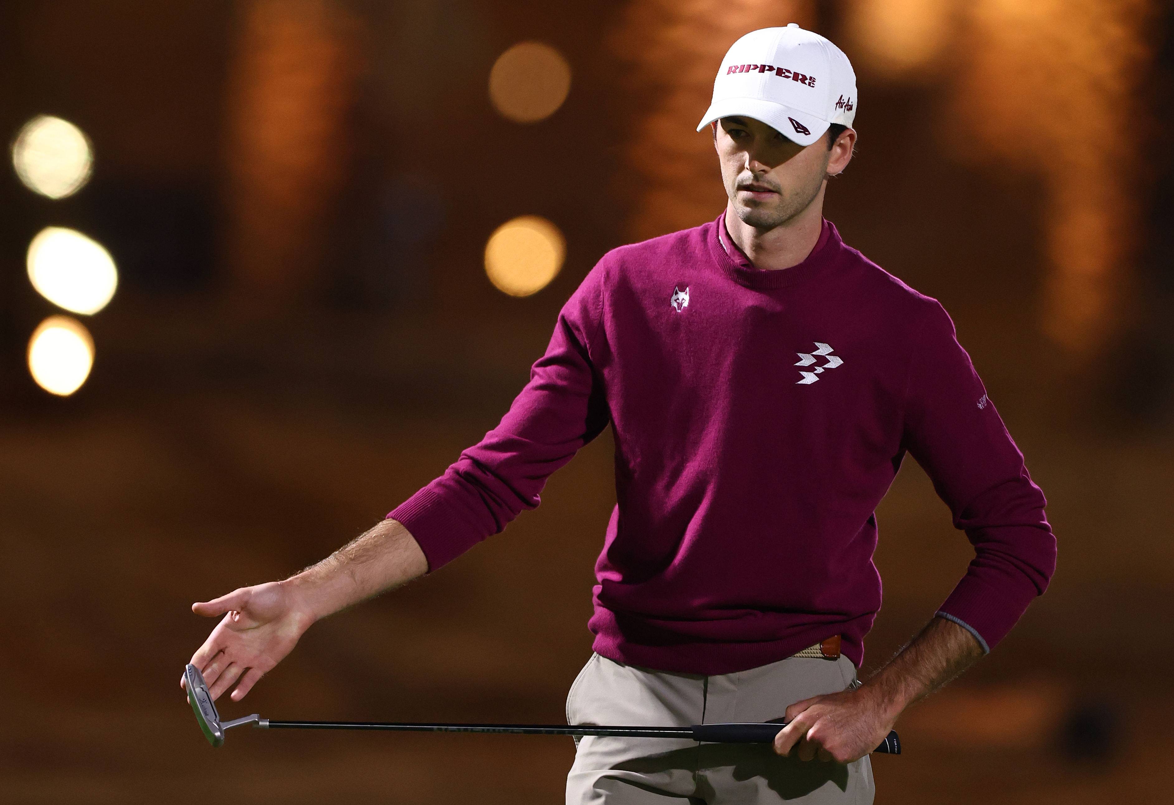 Elvis Smylie wipes his putter face