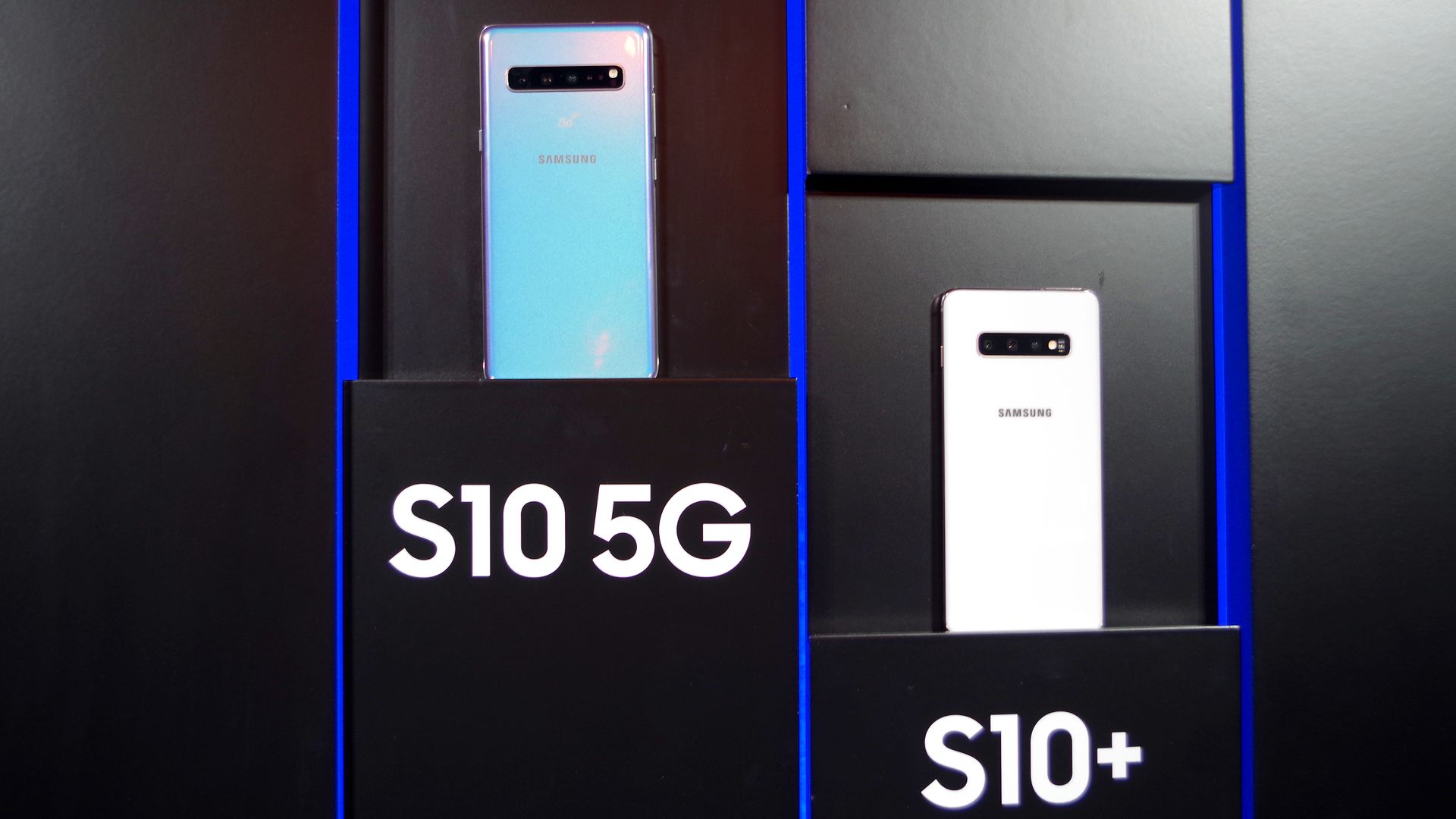 Galaxy s10 дисплей. Samsung Galaxy s10 5g. Galaxy s10 Plus и s10 5g. S10 5g 512gb. Samsung Galaxy s10 Plus 5g характеристики.