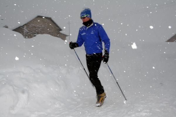 Franco Pellizotti jogs in the snow